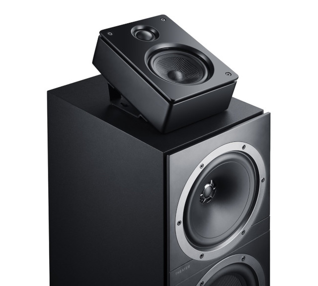 Zwarte Atmos speakers op de vloerstaande speaker Ultima 40
