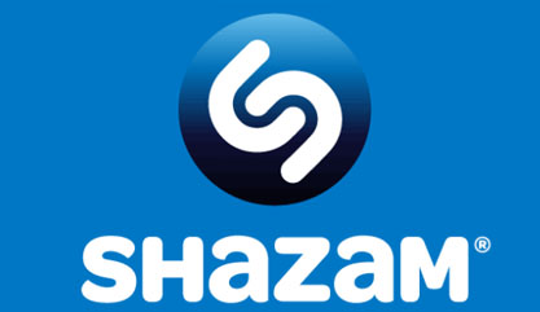 Logo van de muziekherkenningsapp Shazam. Een song zoeken terwijl hij gedraaid wordt. 