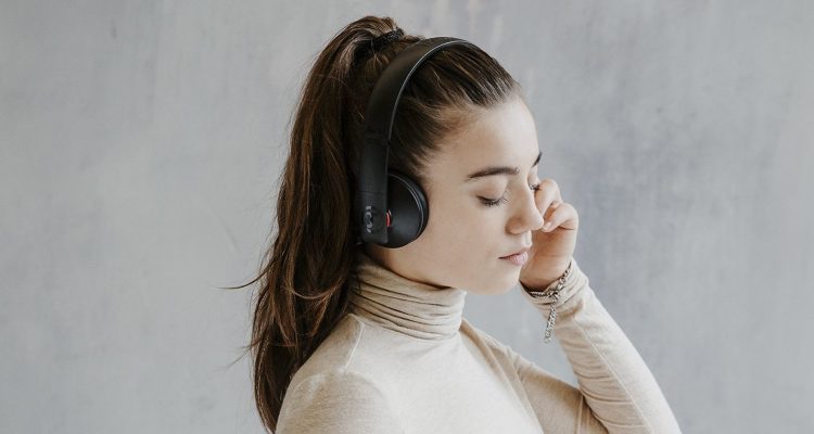 lifestlye image of a woman wearning AIRY headphones from Teufel
