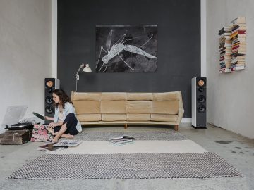 Schallplatten hören im Wohnzimmer