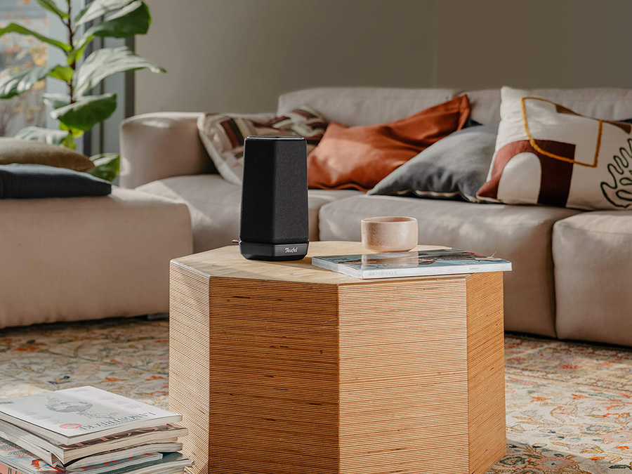 Smart Speaker HOLIST S auf Tisch vor Sofa